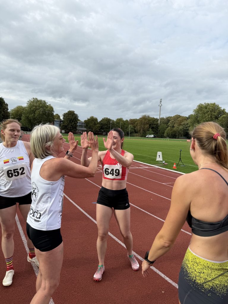 6. Offenes Vereinssportfest Laufsportfreunde Münster am 19. September 2026. Das Abklatschen gehörte nach dem Zieleinlauf selbstverständlich dazu. Foto: M. Holtkötter