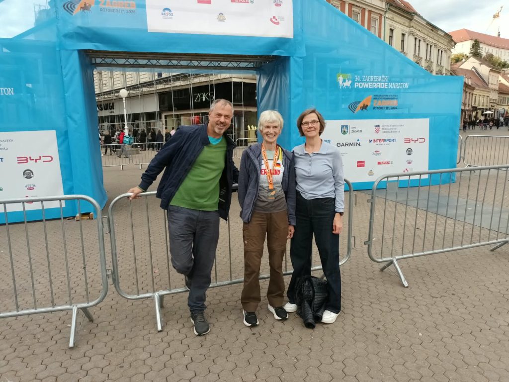 Wachs-Suwe-Wachs Rainer Wachsmann, Julia Suwelack und Katrin Wachsmann bei den Masters Weltmeisterschaften im Marathon in Zagreb. Foto: Jutta Homann.